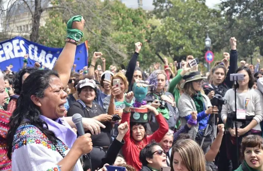  Aura Lolita Chávez Ixcaquic, a la izquierda, se dirige a los participantes en una manifestación. (Cortesía Consejo de Pueblos K’iche) 
